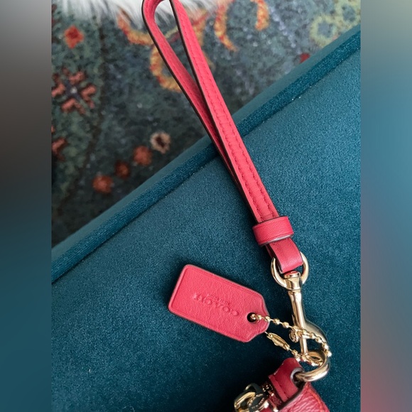 Coach Wristlet in red 👀 - Picture 3 of 5